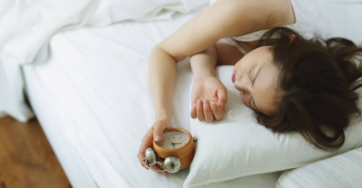 ragazza che spegne la sveglia