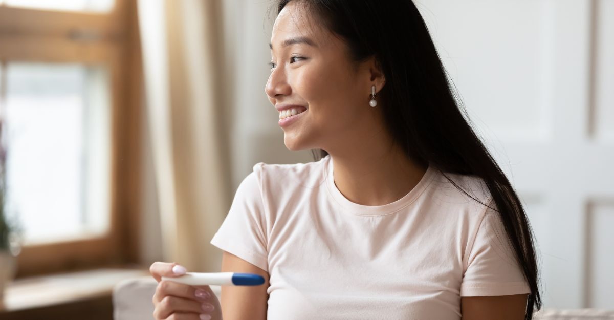 Una donna tiene in mano un test di gravidanza