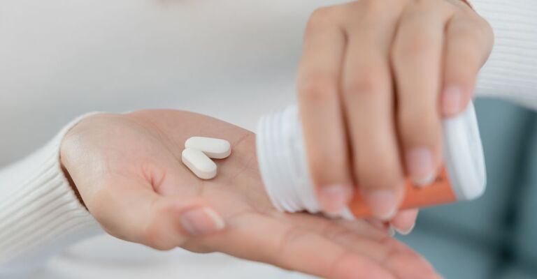 mano con integratori nel palmo