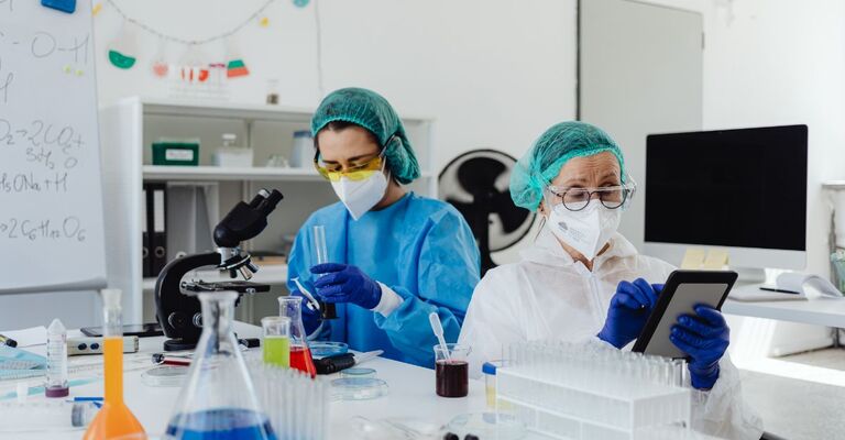 Dei tecnici di laboratorio mentre fanno una ricerca