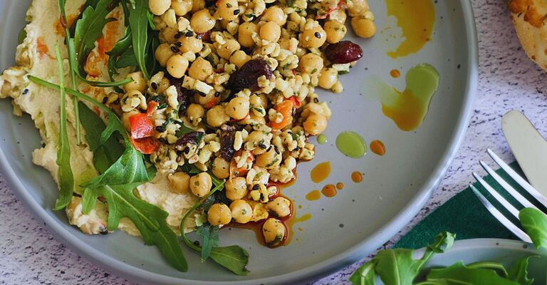Piatto di legumi con hummus e insalata