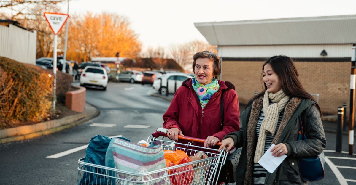 Due donne che fanno la spesa