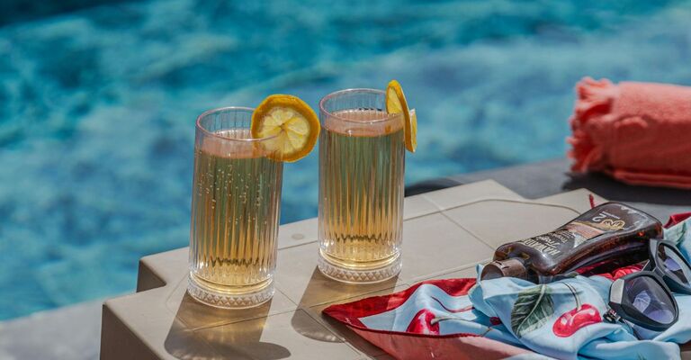 Delle bevande zuccherate a bordo piscina