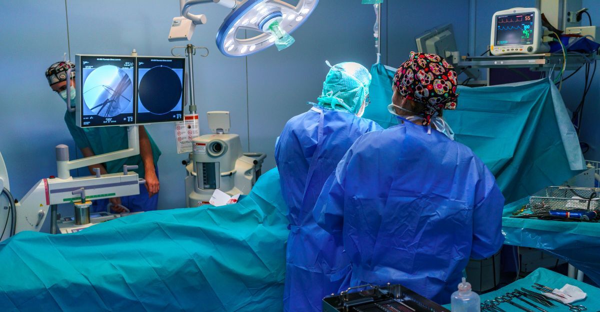 Dei chirurghi che stanno operando