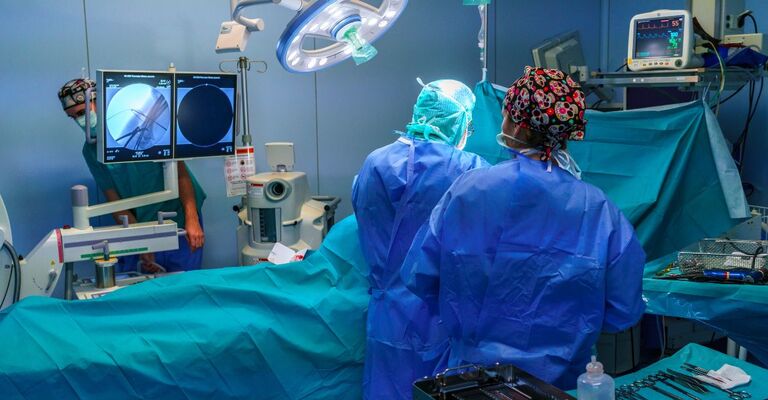 Dei chirurghi che stanno operando