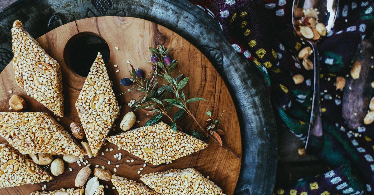 Crackers di sesami a forma di rombo su un tagliere