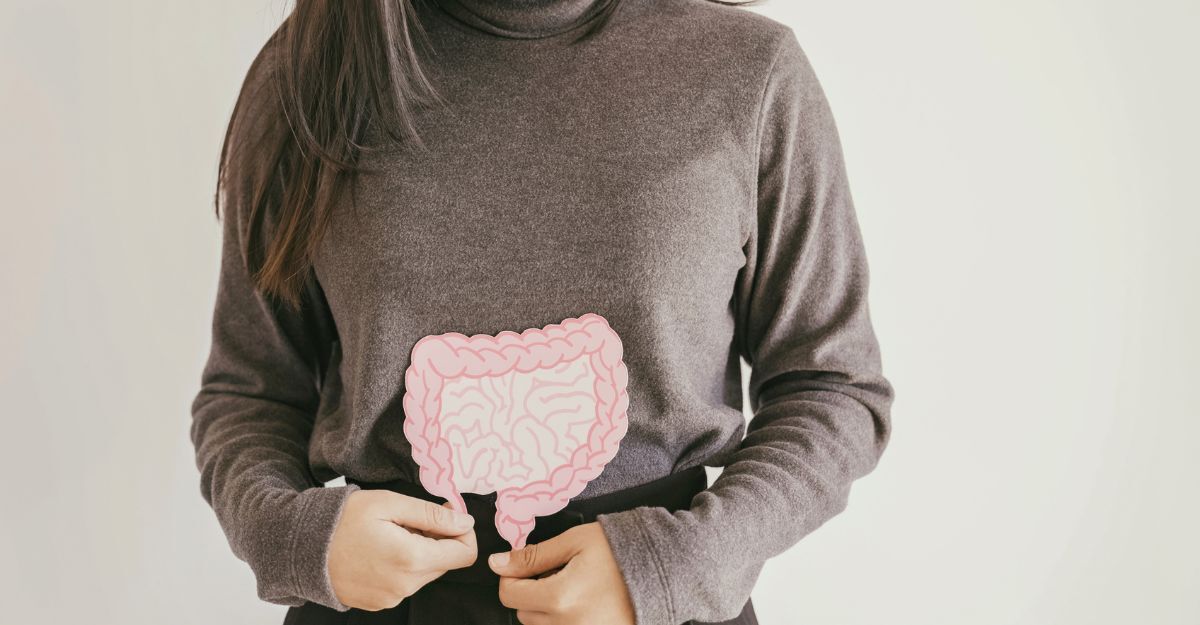 ragazza tiene davanti alla pancia un'immagine stilizzata dell'intestino