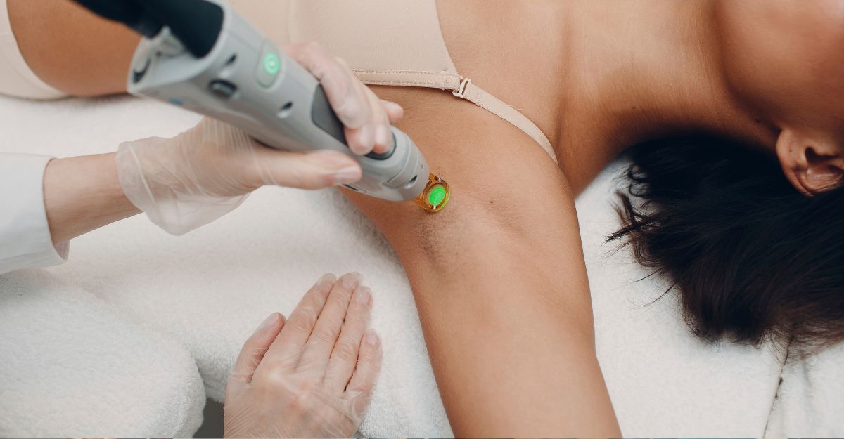 Una ragazza si fa fare la depilazione laser all'ascella