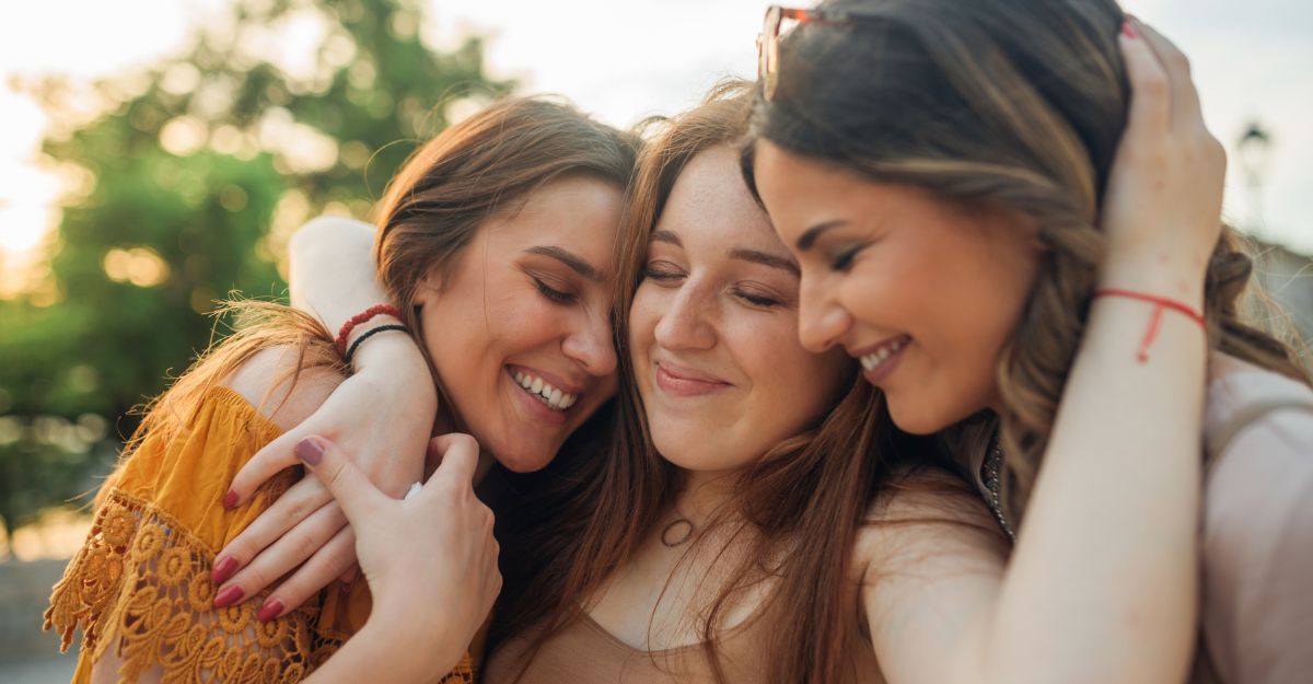 Delle amiche che si abbracciano