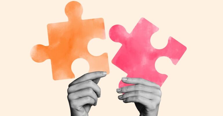 Immagine creativa collage di mani che tengono due tessere di un puzzle di colore diverso