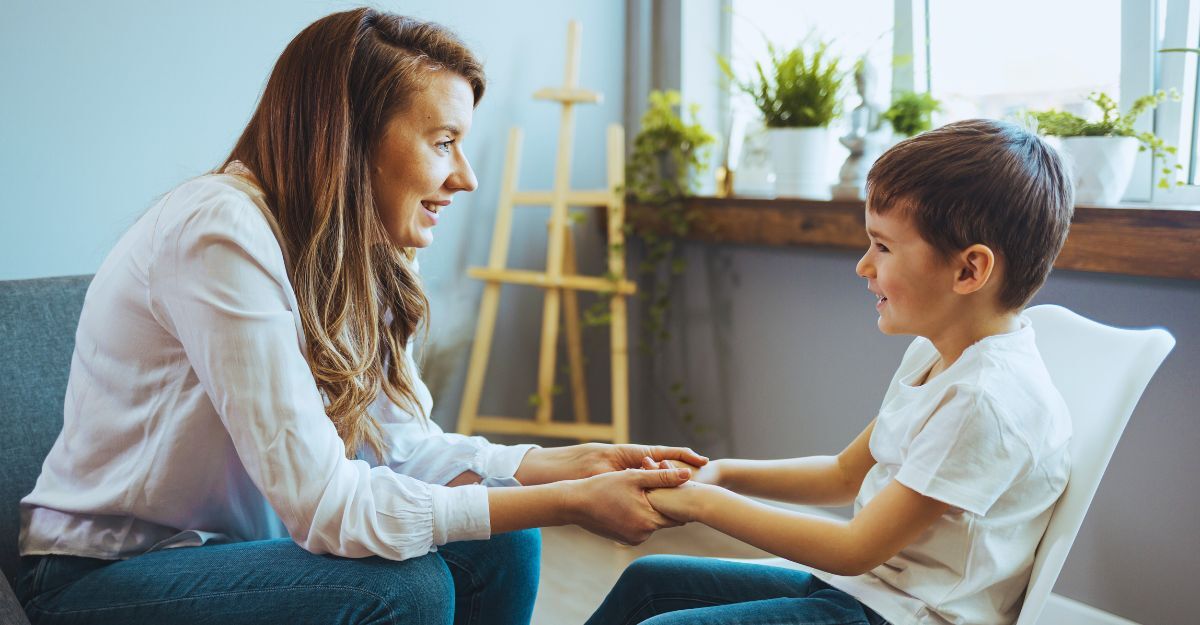 Donna con bambino mentre sorridono e si tengono le mani