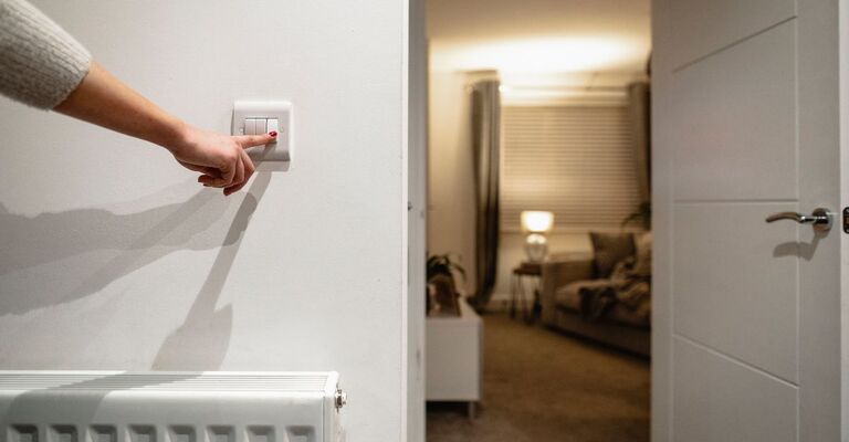 Una persona che spegne la luce di una stanza