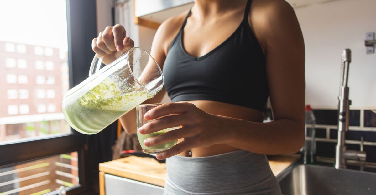 ragazza si versa nel bicchiere acqua detox depurativa e aromatizzata