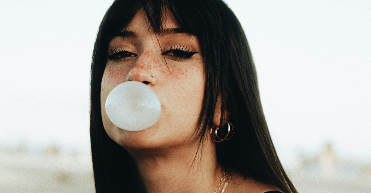 Una ragazza che fa la bolla che con la chewing gum