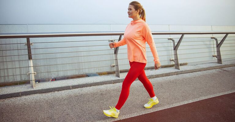 Una donna che fa una camminata sportiva
