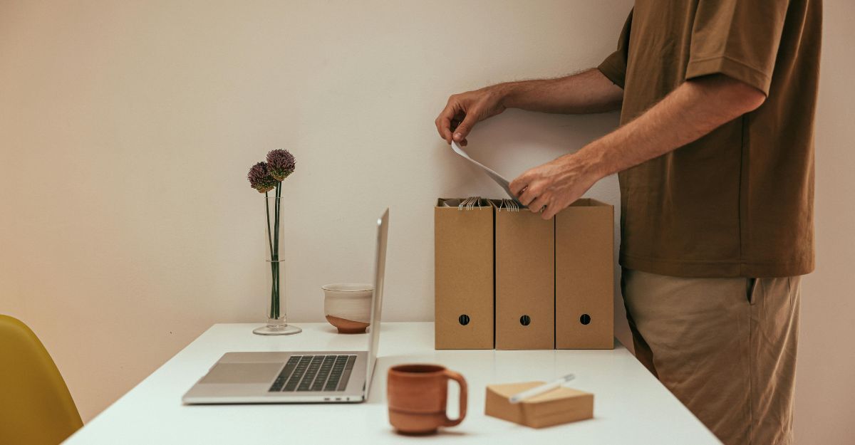 Ragazzo che riordina la scrivania e i documenti
