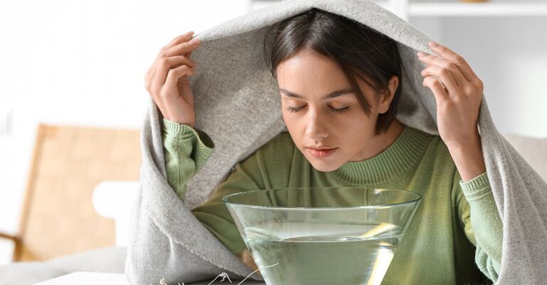 ragazza fa suffumigi con bicarbonato