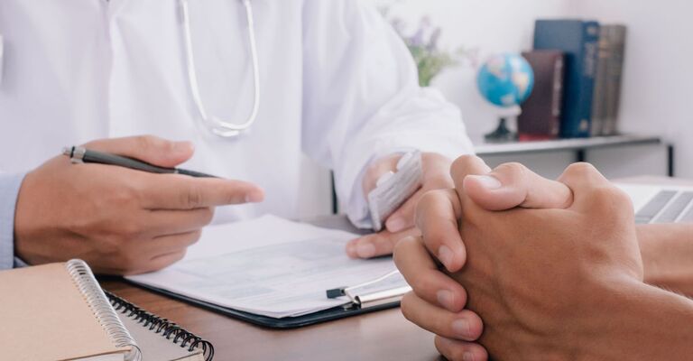 Una persona parla con il medico