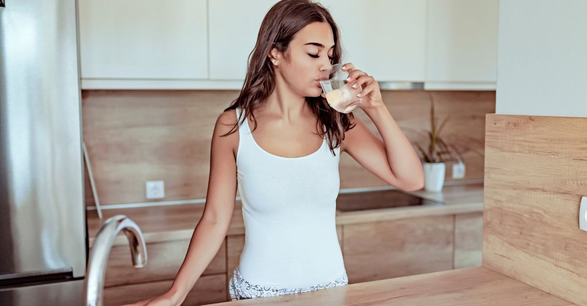Una ragazza che beve da un bicchiere