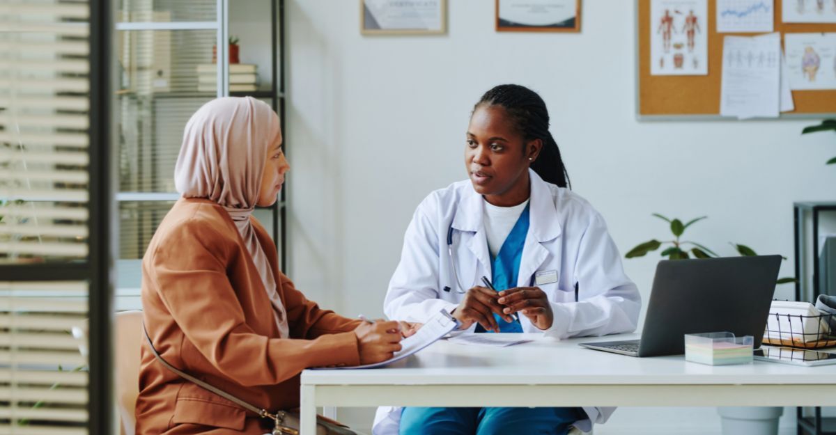 Dottoressa con paziente in studio che parlano