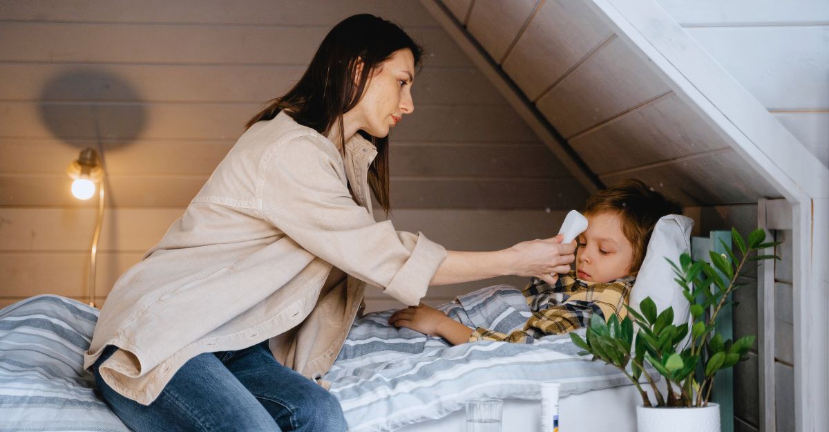 Una madre che accudisce il figlio a letto