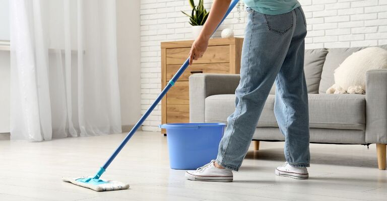 ragazza lava il pavimento di casa