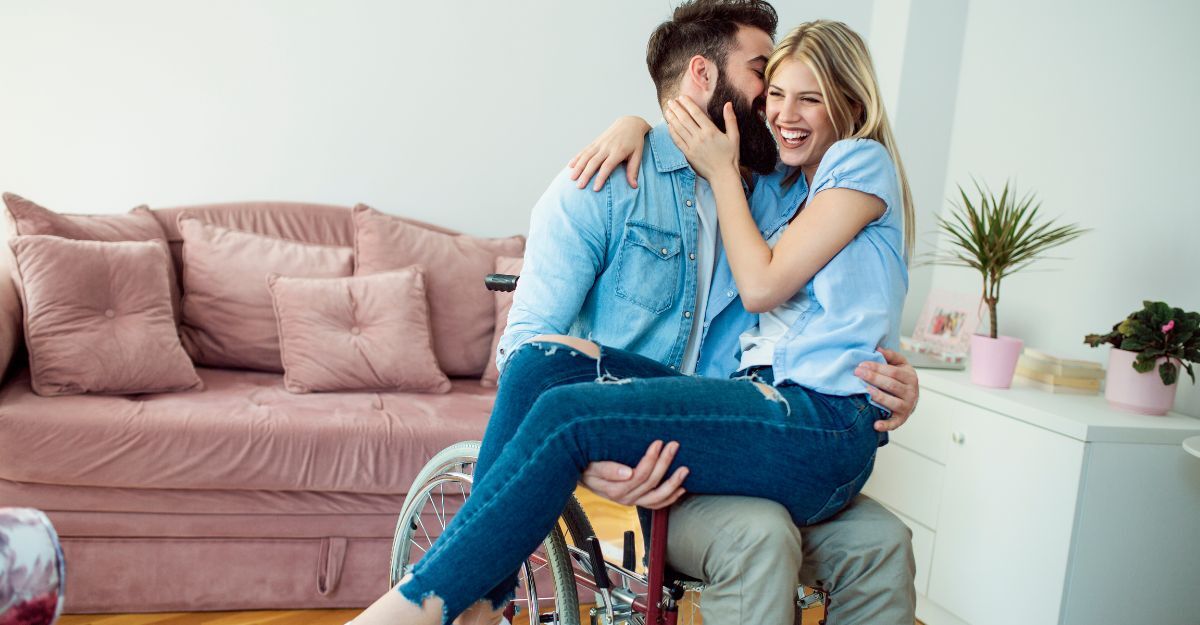 Un ragazza in sedia a rotelle ha in braccio la fidanzata