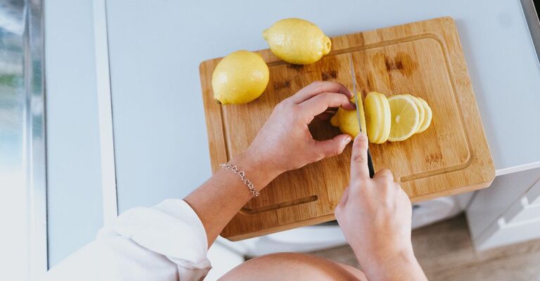 donna incinta taglia un limone