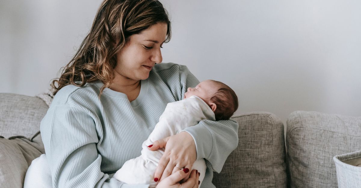 Una madre tiene in braccio il neonato