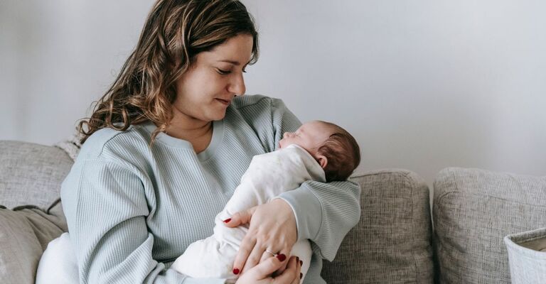 Una madre tiene in braccio il neonato