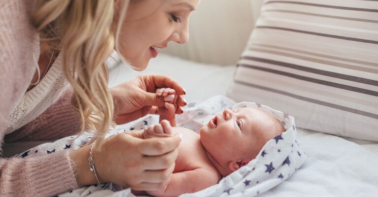 bimba neonata con la sua mamma che la bacia
