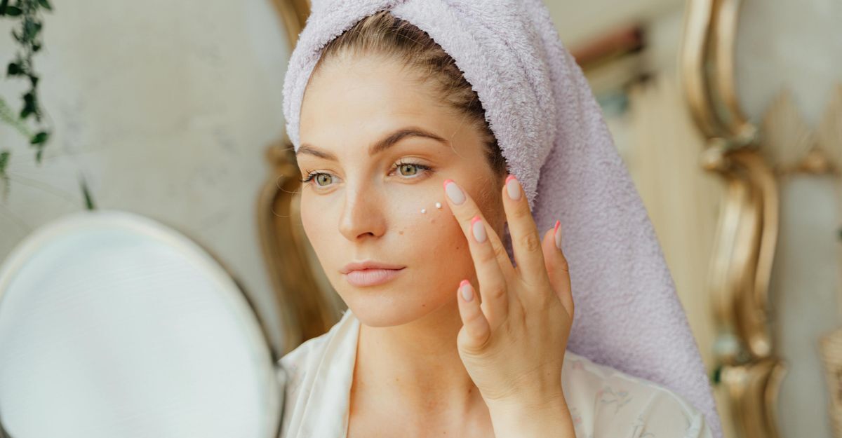 Una ragazza che si mette la crema nel viso