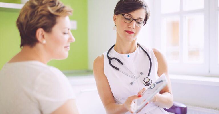 medico mostra referto a paziente