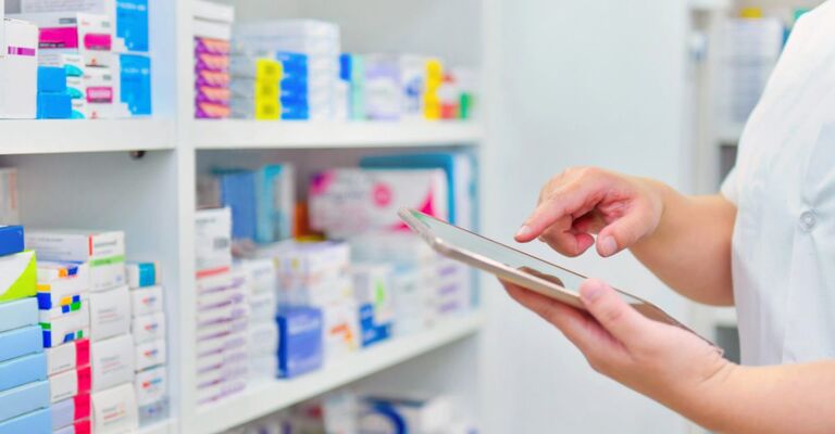 scaffale di farmaci equivalenti e farmacista con tablet