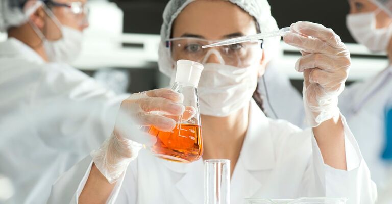 Una scienziata che fa una ricerca