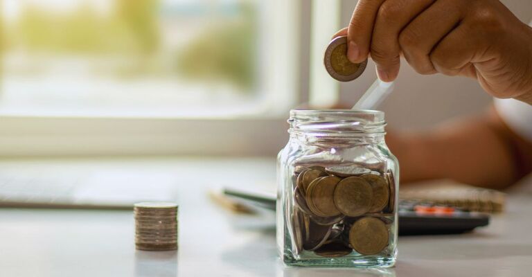 Una persona che calcola i propri risparmi