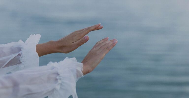 Delle mani sospese in aria