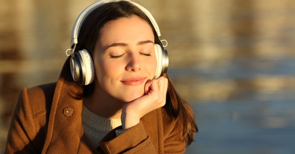 Una ragazza che ascolta la musica