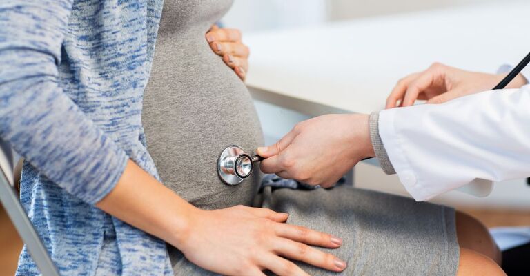 medico  ausculta donna incinta