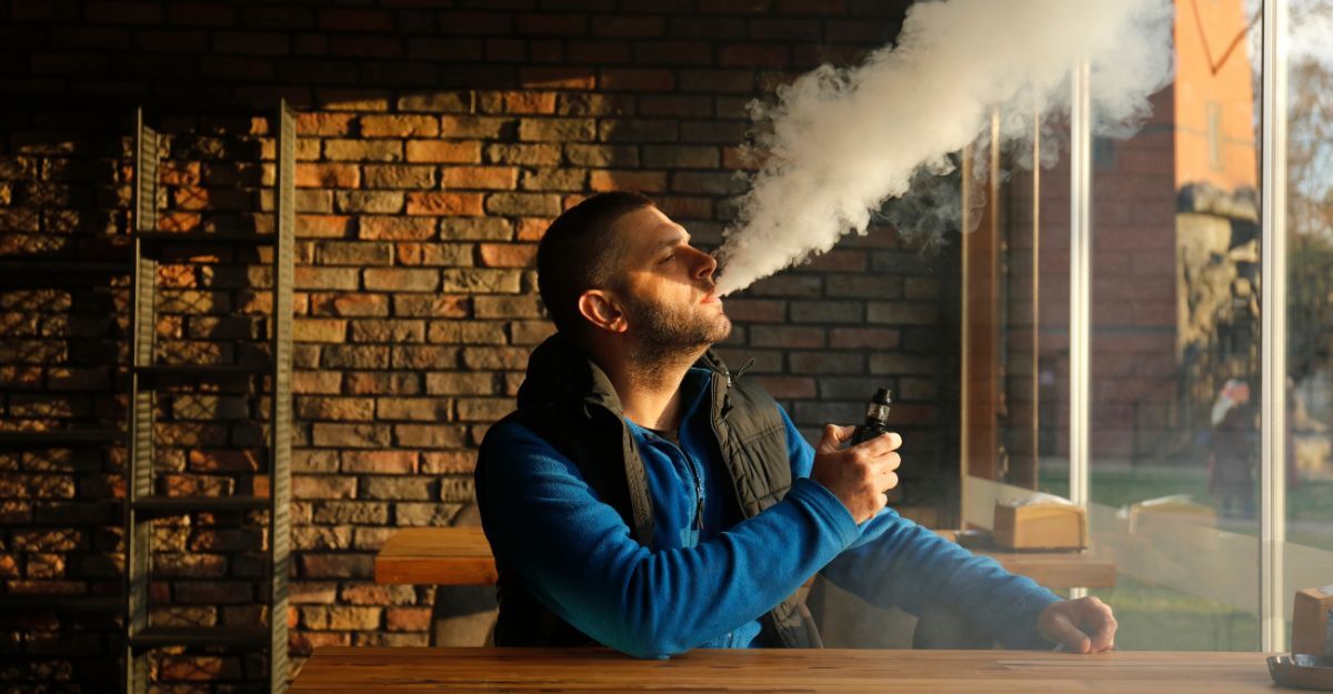 Un ragazzo che usa una sigaretta elettronica