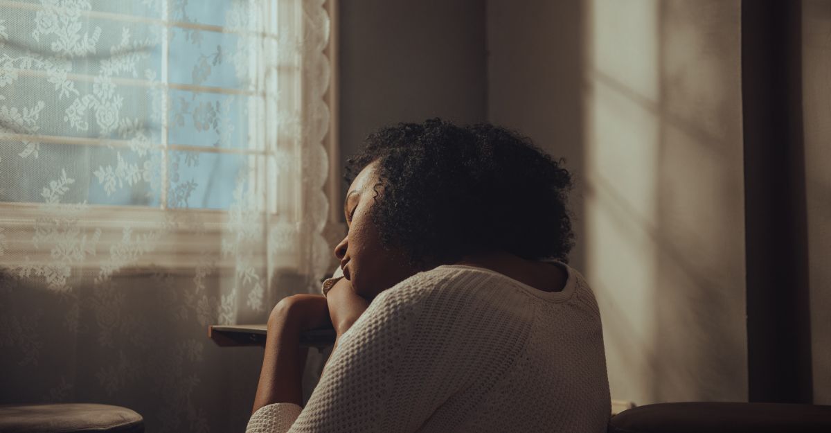 Una ragazza triste e pensierose