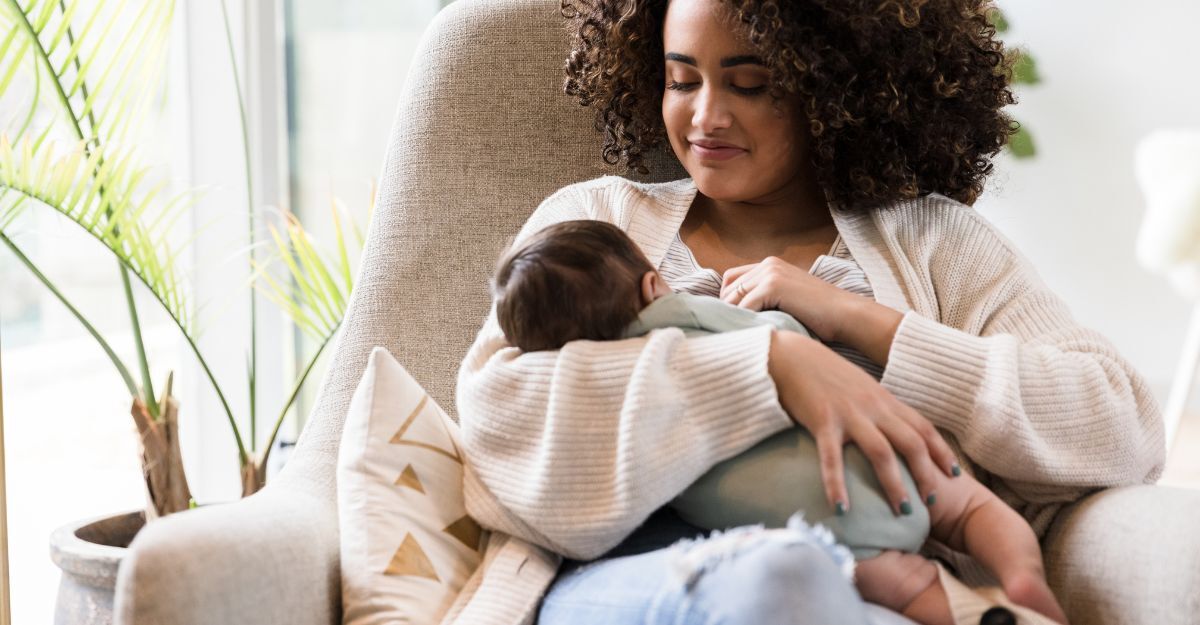 Una donna che allatta