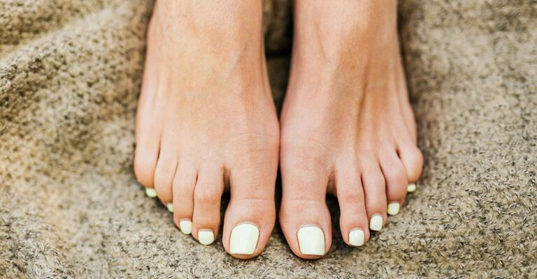 piedi di donna sulla spiaggia