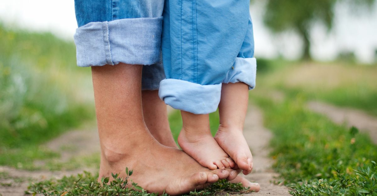 piedi-di-un-uomo-e-di-un-bambino