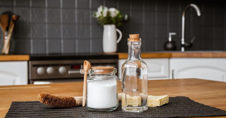 Dei vasetti di vetro