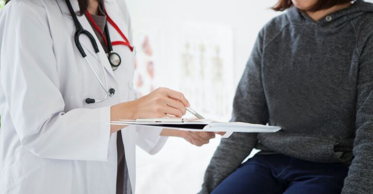 dottoressa visita paziente