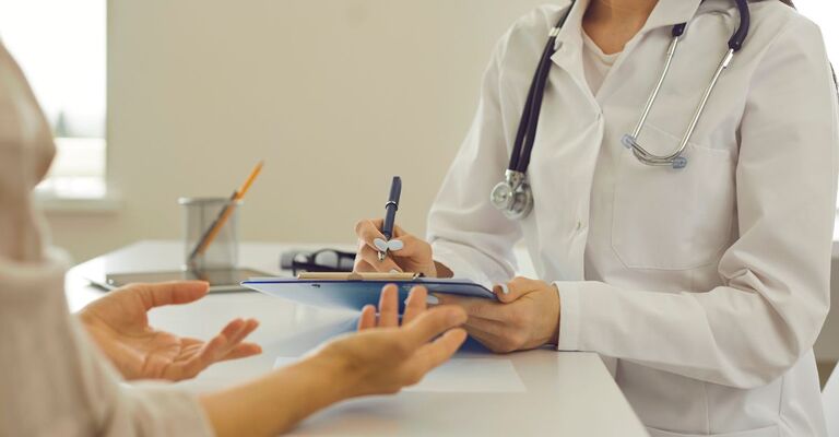 Una persona che parla con un medico