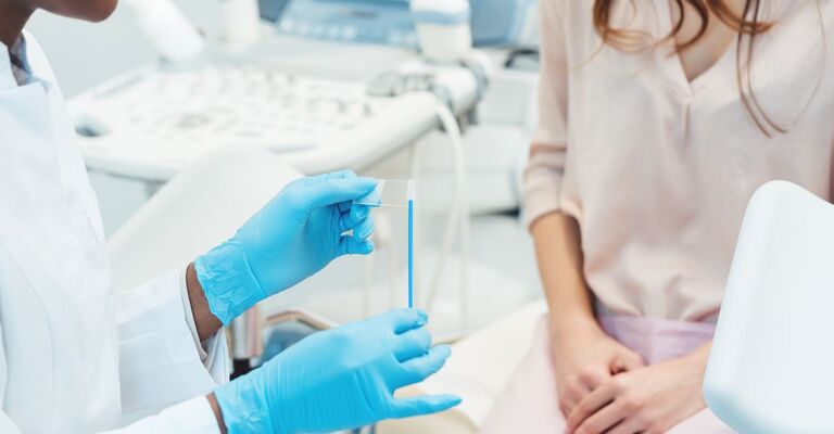 Una ragazza dalla ginecologa