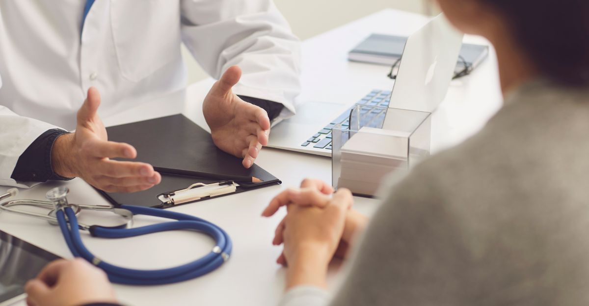 medico spiega a paziente situazione