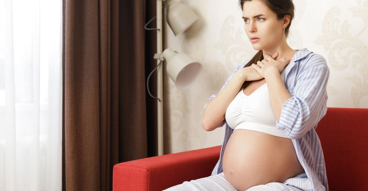 Una ragazza incinta con il mal di gola